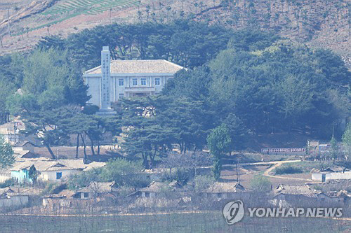 파주 오두산통일전망대에서 바라본 북한 황해북도 김일성사적관[연합뉴스 자료사진]
